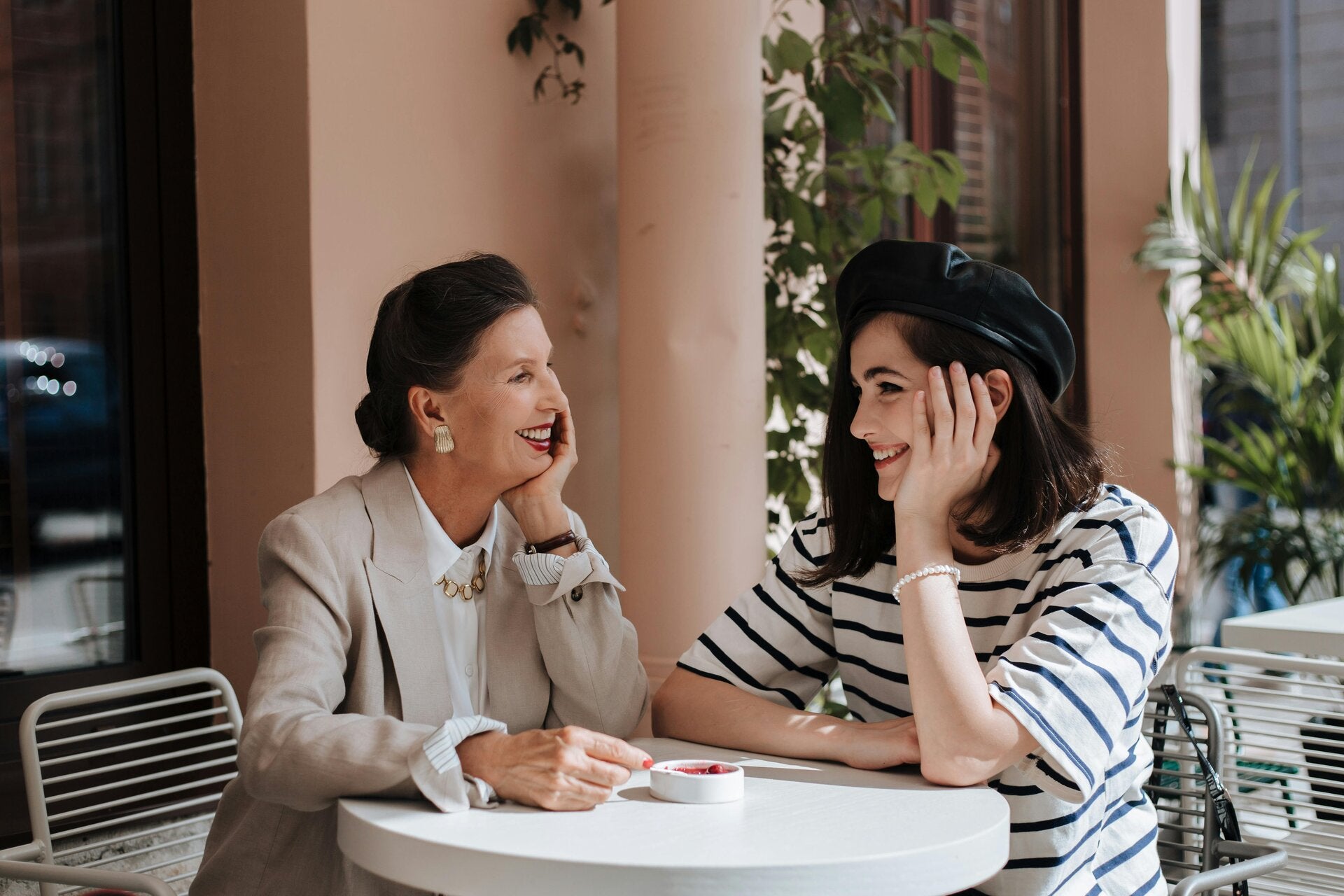Auf dem Bild sieht man die Finger eines jungen Mädchens mit schwarz gefärbten Fingernägeln, die zwei Puzzlesteine, die zusammenpassen, zueinander hält.