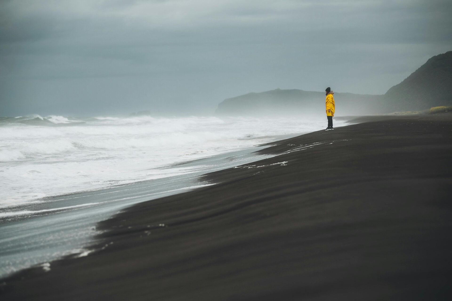 foto van een zwart strand en een storm. Rouwcoach Wendy te Woerd coacht en begeleidt jou bij rouw en verlies. Omgeving Arnhem, Duiven, Huissen, Velp, Oosterbeek, Elst, Rheden, Dieren.