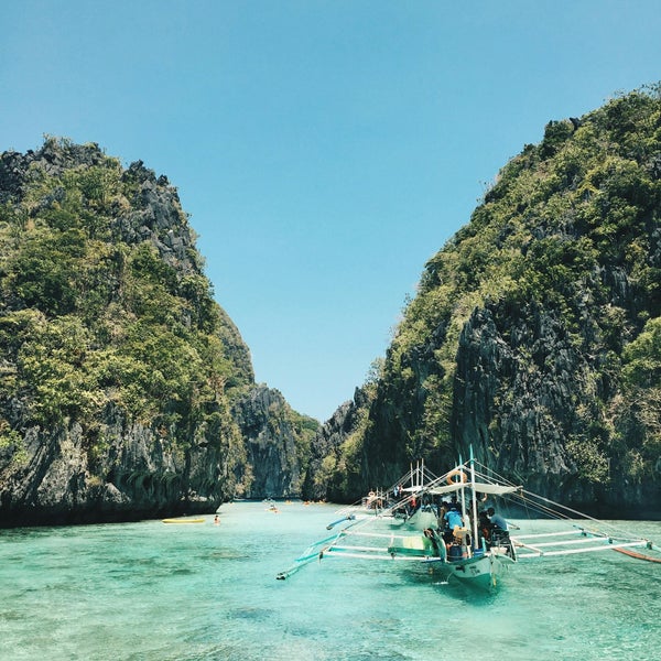 Bateaux bangka dans un lagon d’El Nido