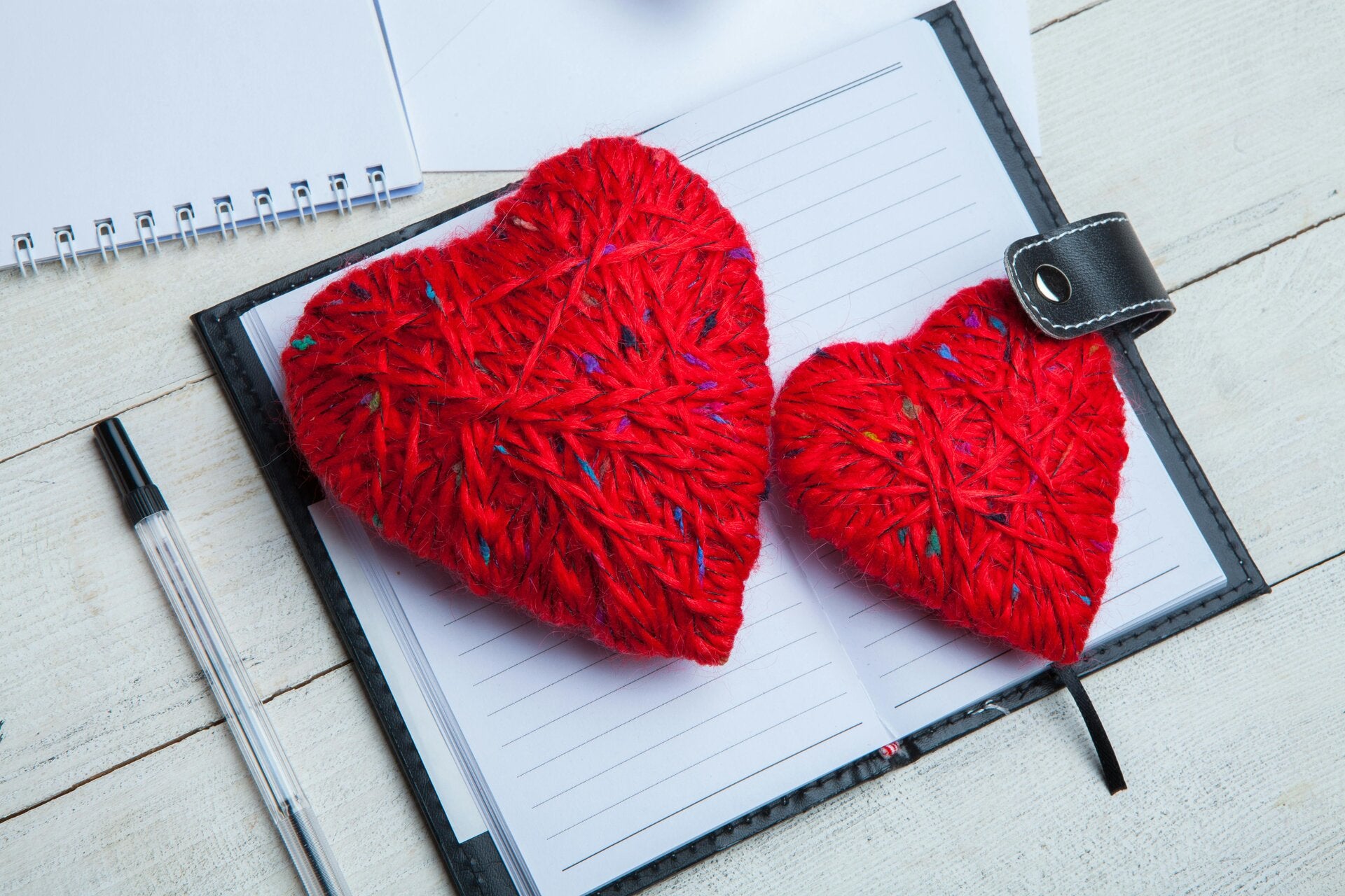 Osterdeko aus Schokolade und Tulpen 