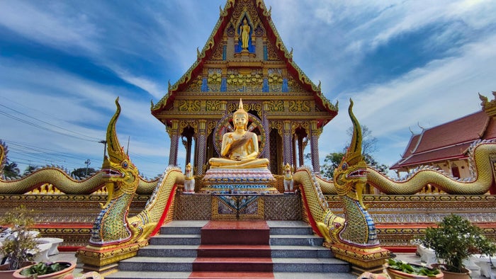 Temple thaïlandais avec statue de Bouddha doré