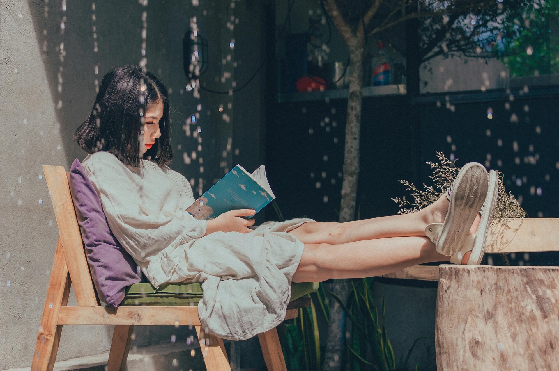 Vrouw leest een boek.