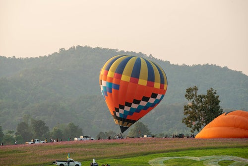 Montgolfière au-dessus des collines