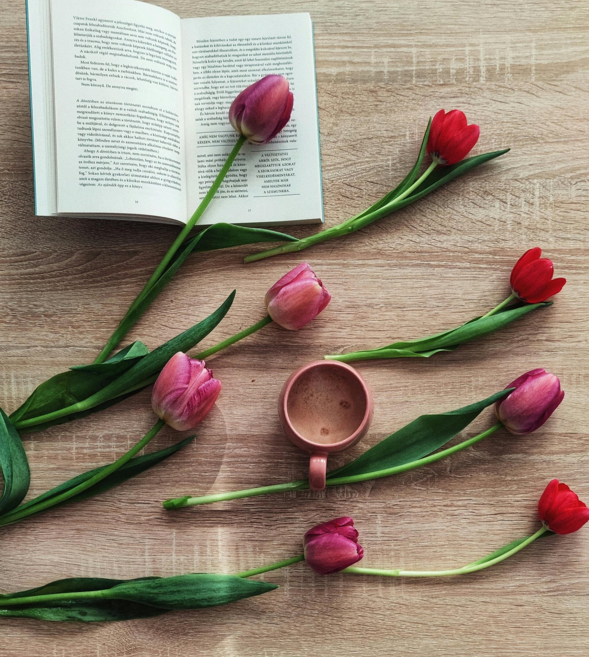Boek met tulpen en koffie.