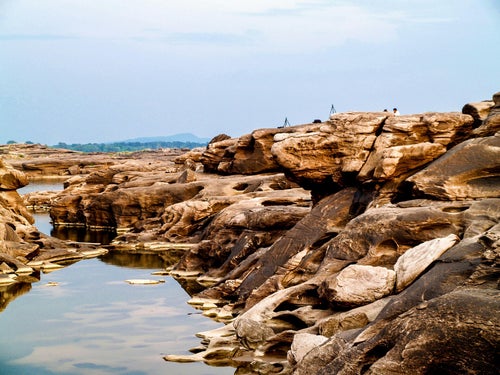 Rochers et eaux du Mékong dans le sud du Laos