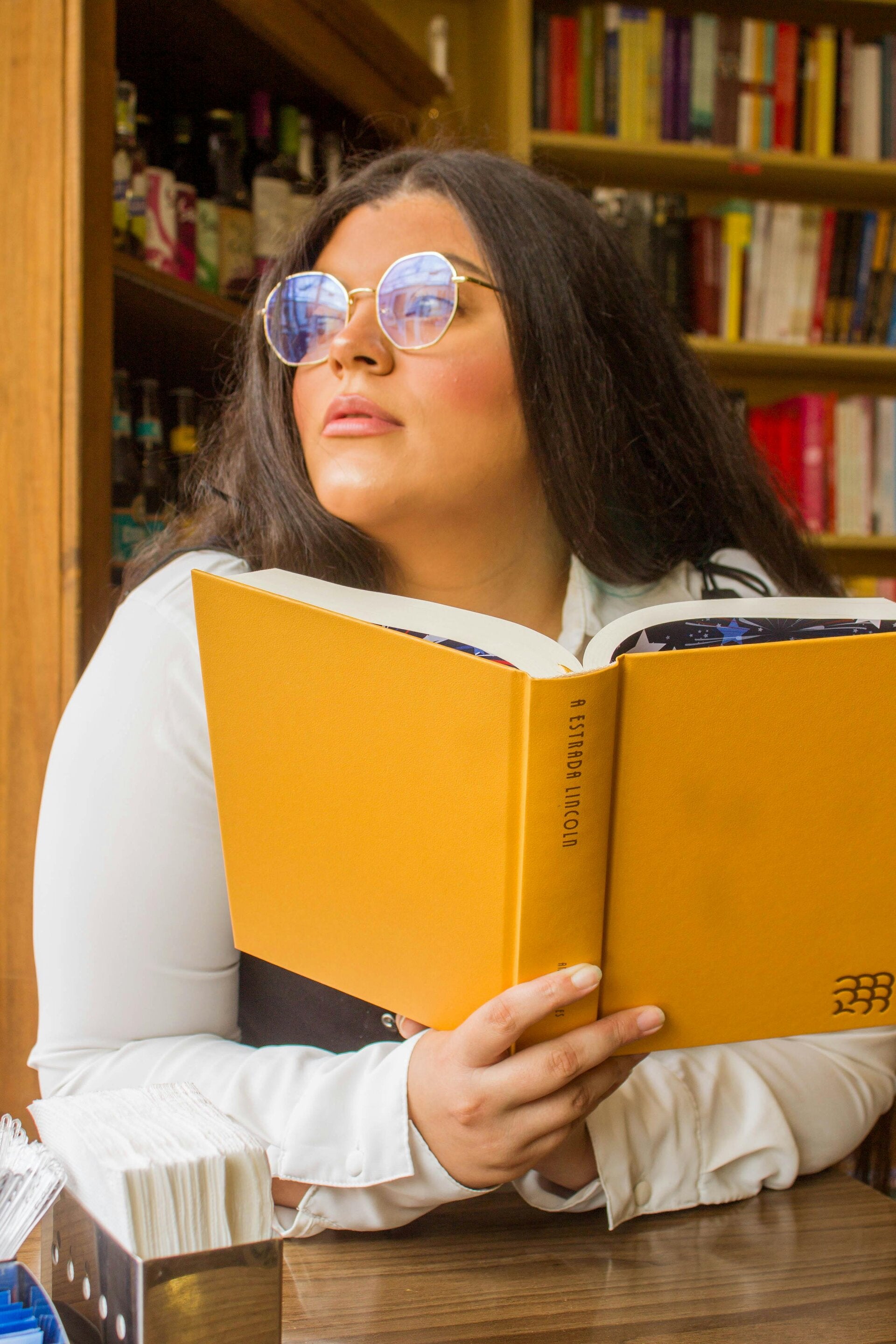 Nadenkende vrouw met boek.