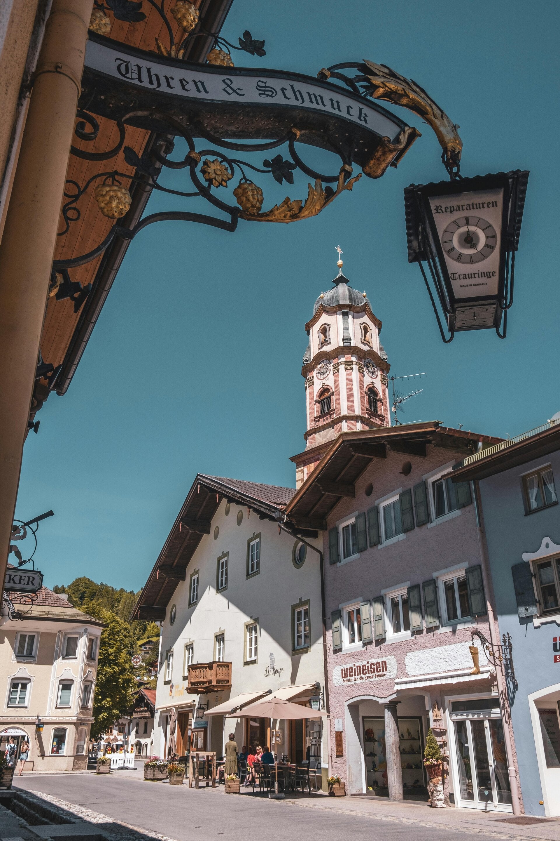 Foto von Mittenwald Ortskern mit Kirche im Hintergrund
