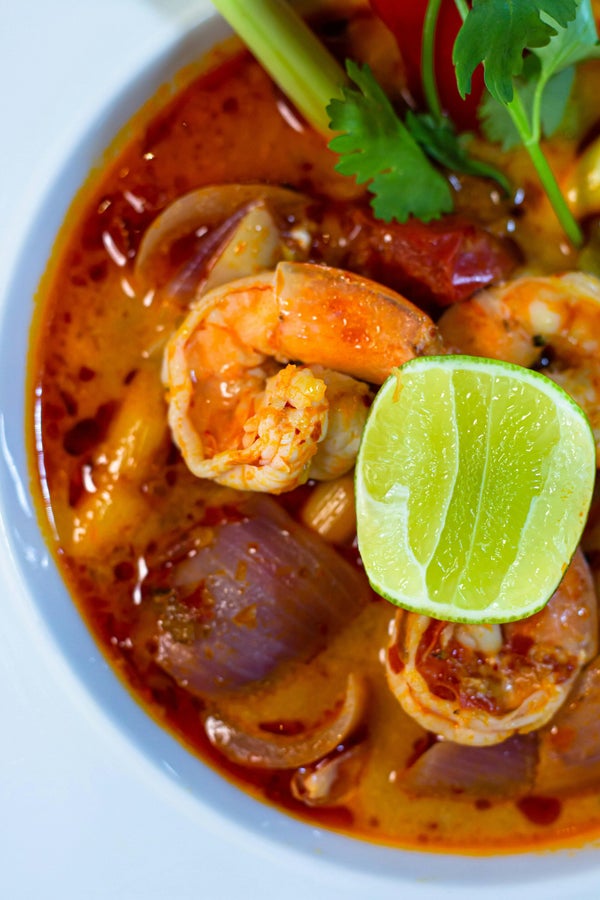 Soupe tom yum aux crevettes et citron vert