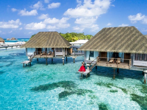 Couple sur la terrasse d’un bungalow sur pilotis