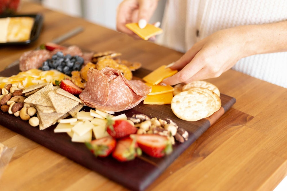 Borrelplank met kaas, worst, crackers en aardbeien