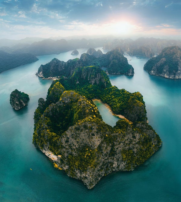 Îlots calcaires de la baie d’Halong vus du ciel