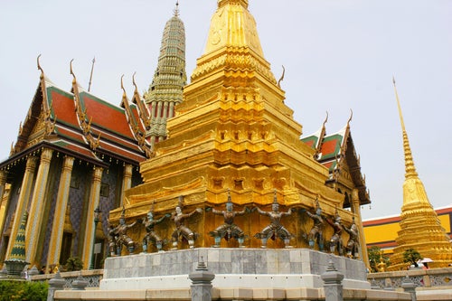 Chedi doré d’un temple thaïlandais