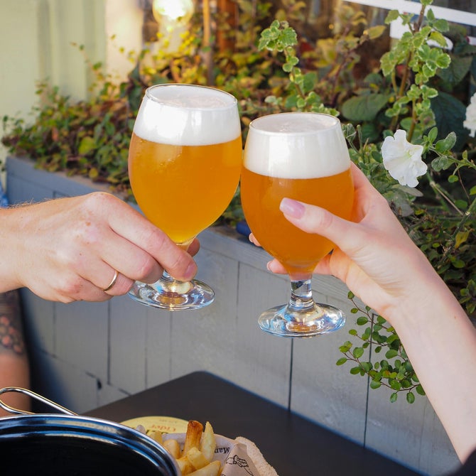 Foto Nadine Pexels proosten bier goud Missnienox poëzie