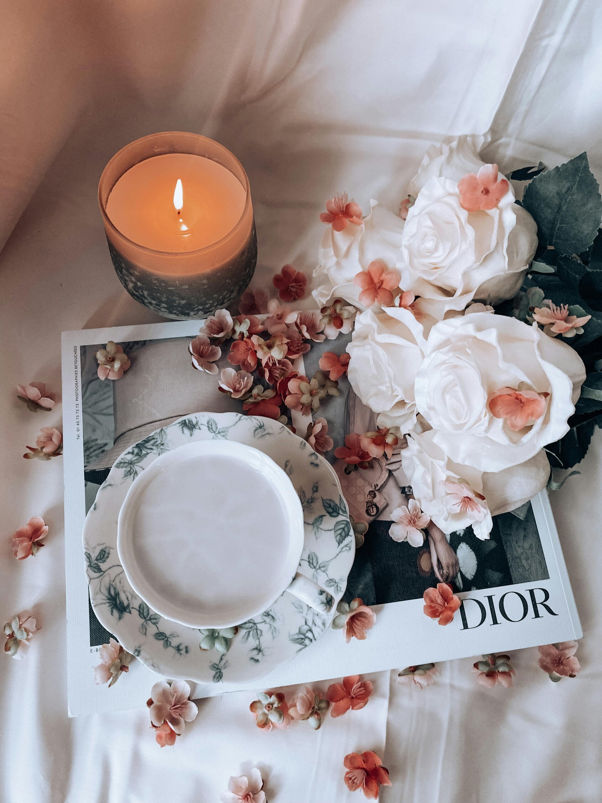 Boek DIOR met rozen.