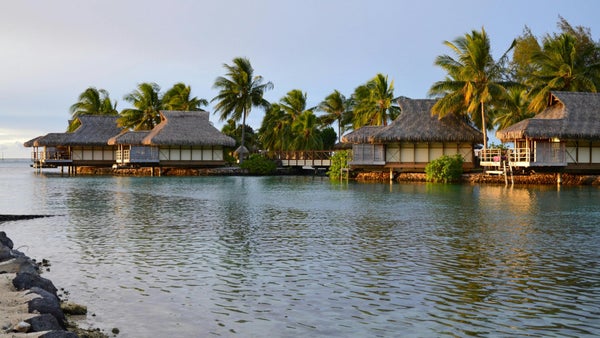Bungalows sur pilotis au bord d’un lagon