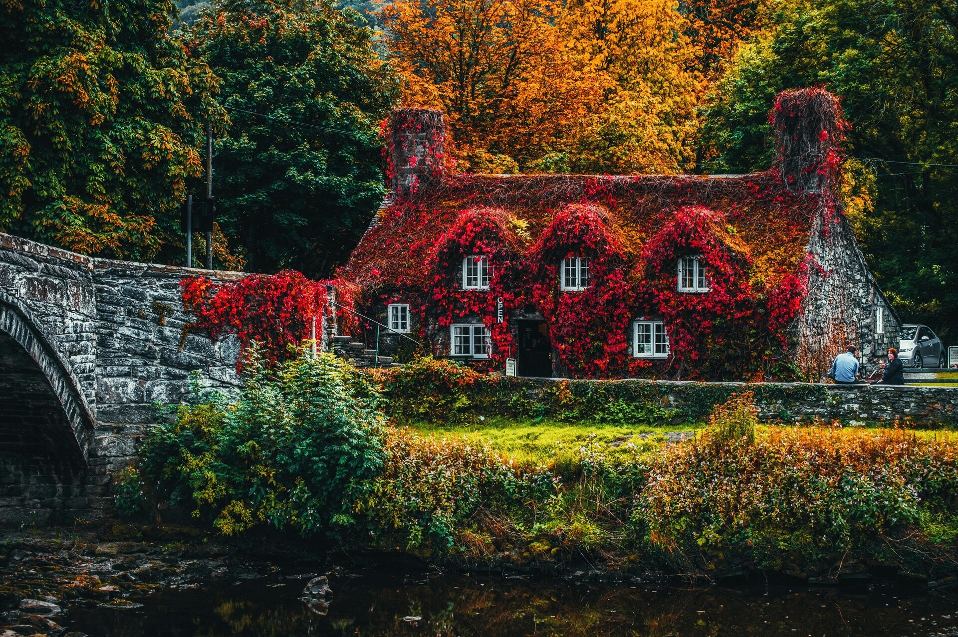 Foto Lisa from Pexels cottage met brug herfstrood Missnienox poëzie 
