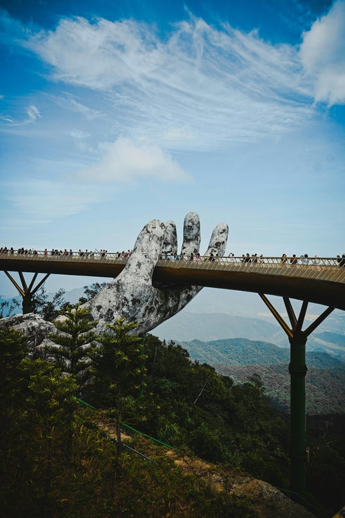 Pont d’or soutenu par deux mains géantes près de Da Nang