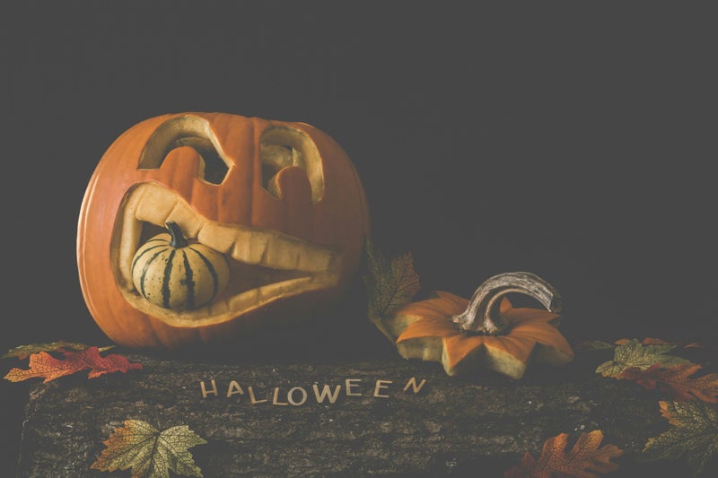 Calabaza tallada con cara junto a la palabra Halloween