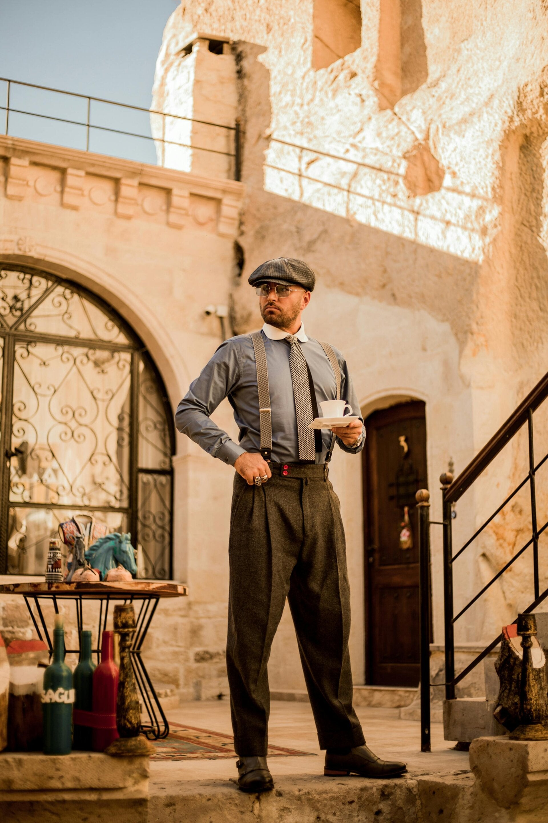 hombre hermandad de la brujula dorada