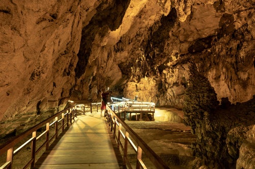 Passerelle dans une grotte géante de Mulu