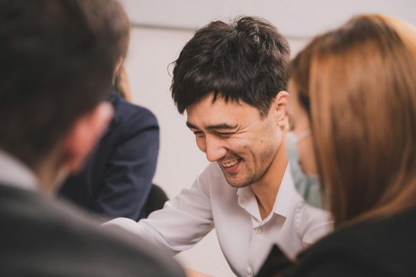 Collègues souriants lors d’un échange
