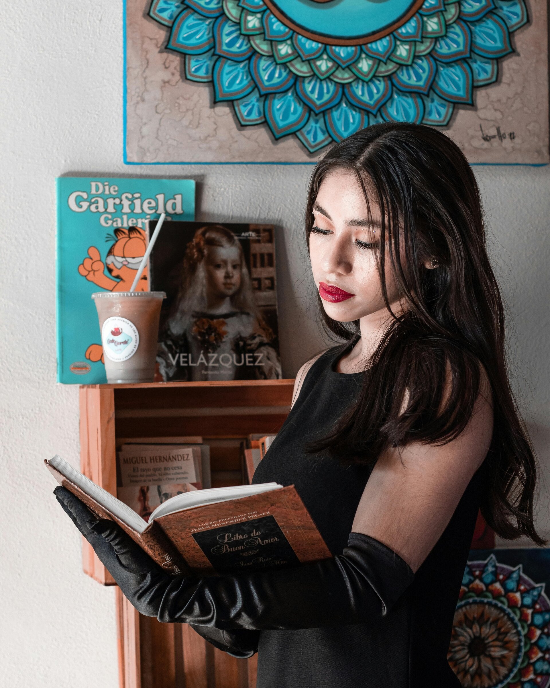 Vrouw leest een boek.