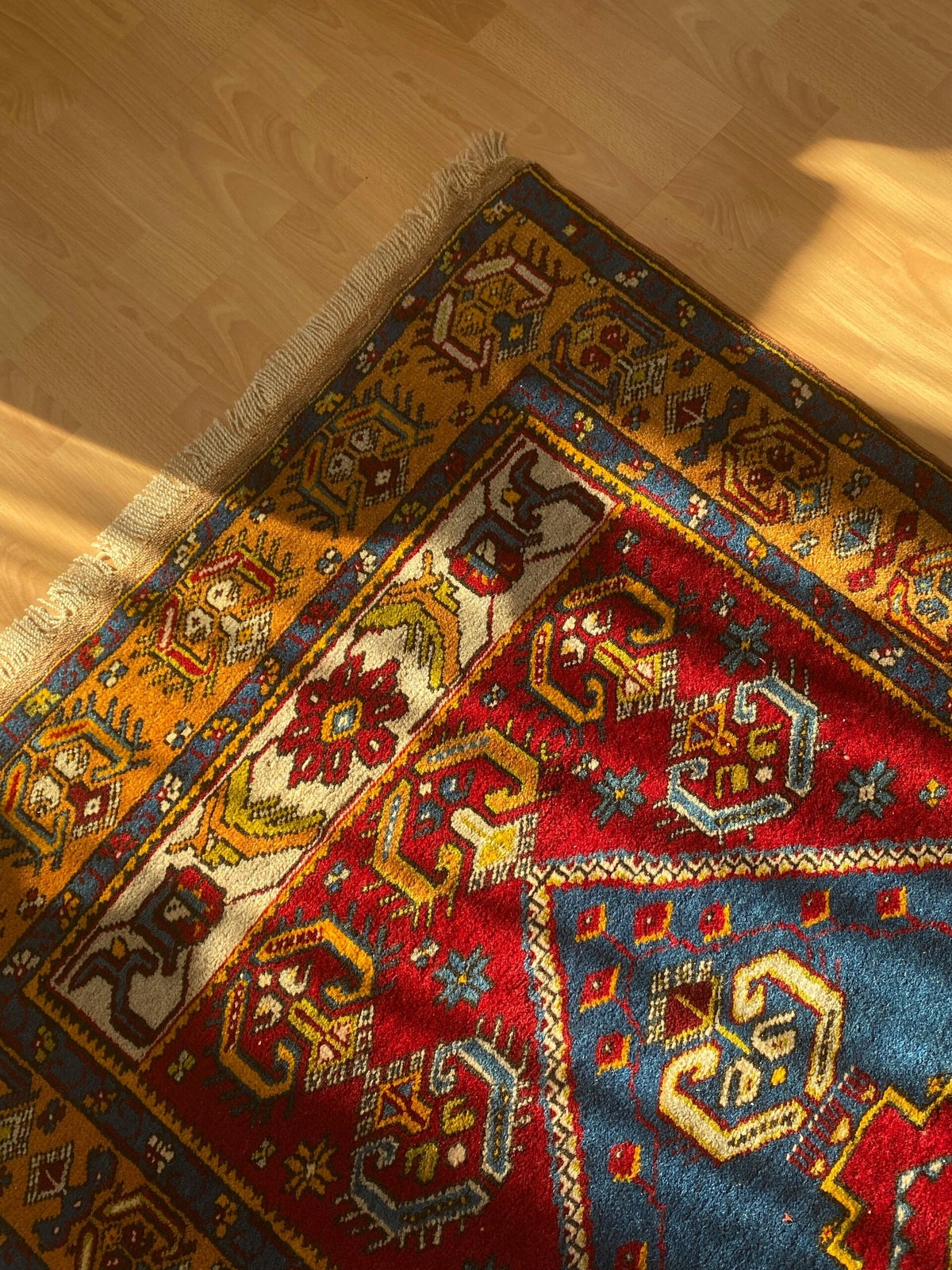 Handmade vs Machine-Made Rugs: What’s the Difference and Why It Matters