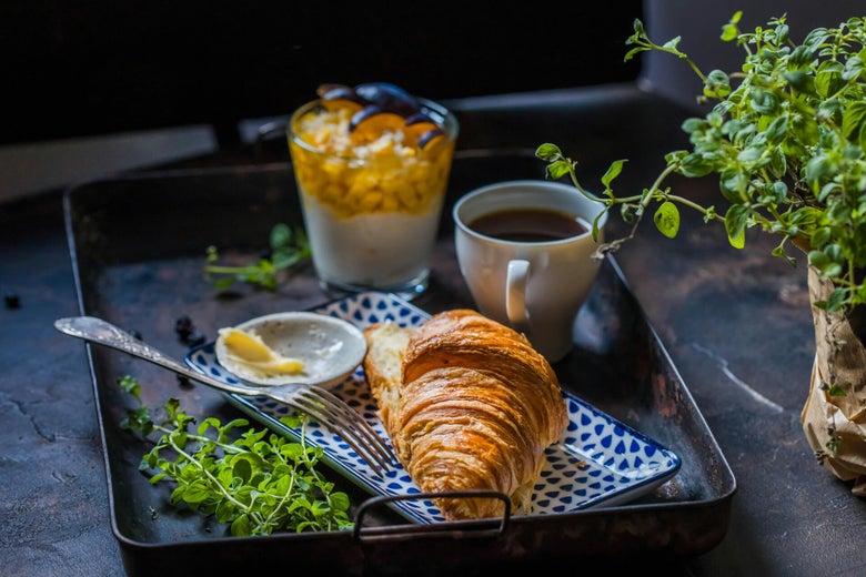 Heerlijkochtendontbijt met koffie en croisants in een B&B