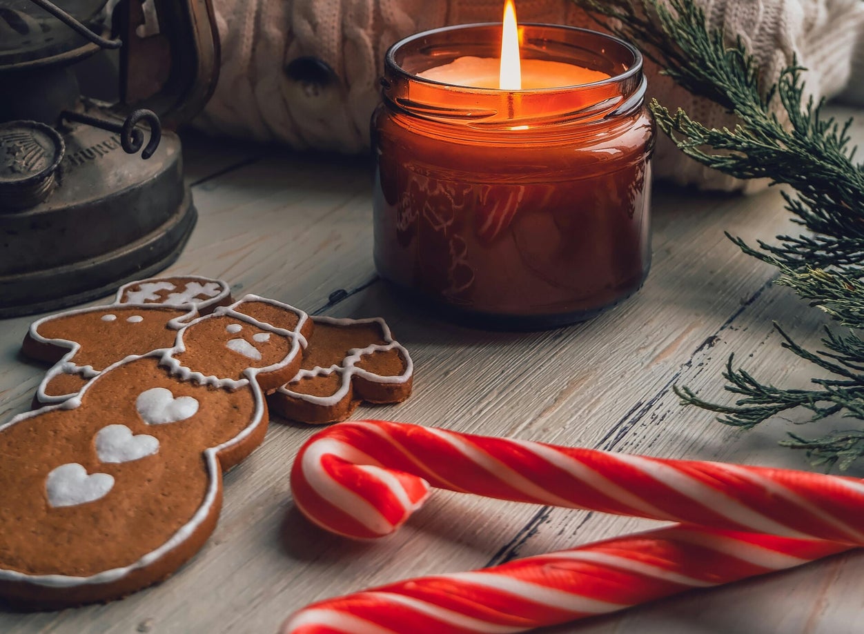 Ambiance Noël Enchanté Es’Kapade : bougies, lumière douce et décor festif.
