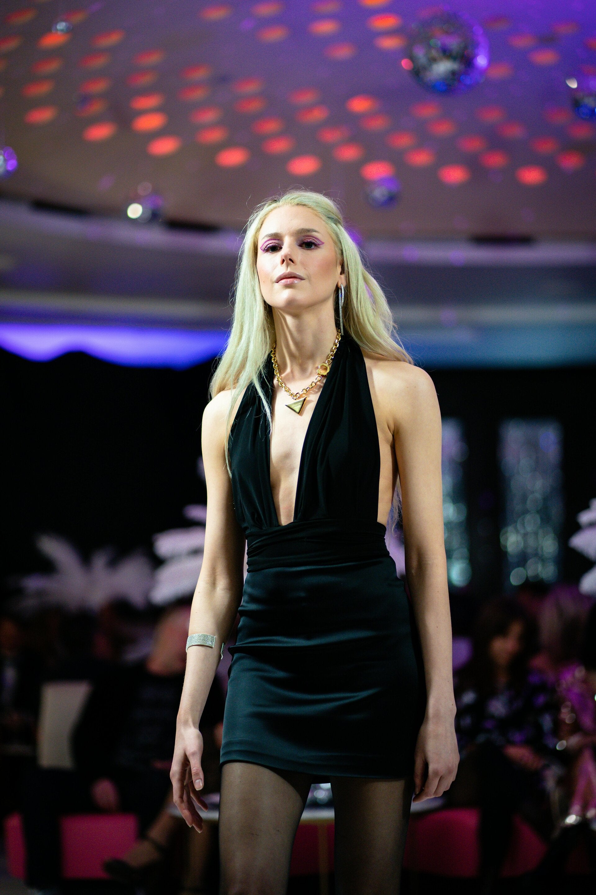 robe noire élégante minimaliste look tapis rouge haute couture moderne