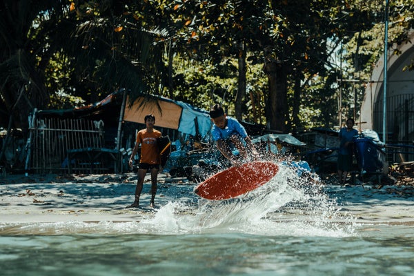 Surfeur sur une vague à Siargao