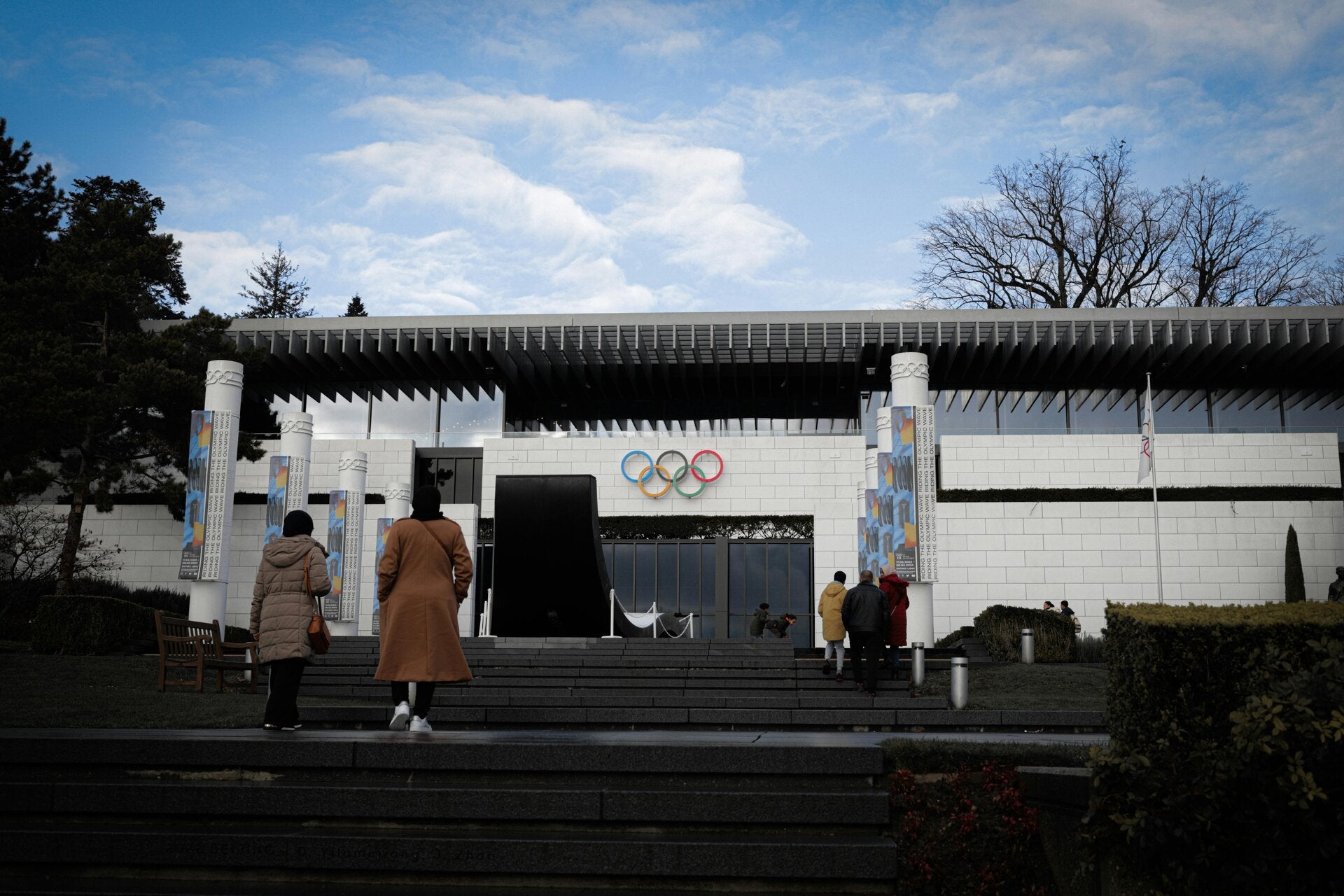 Enfants découvrant l'histoire du sport