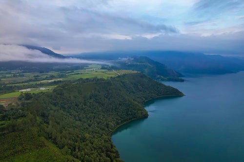 Rives verdoyantes du lac Toba