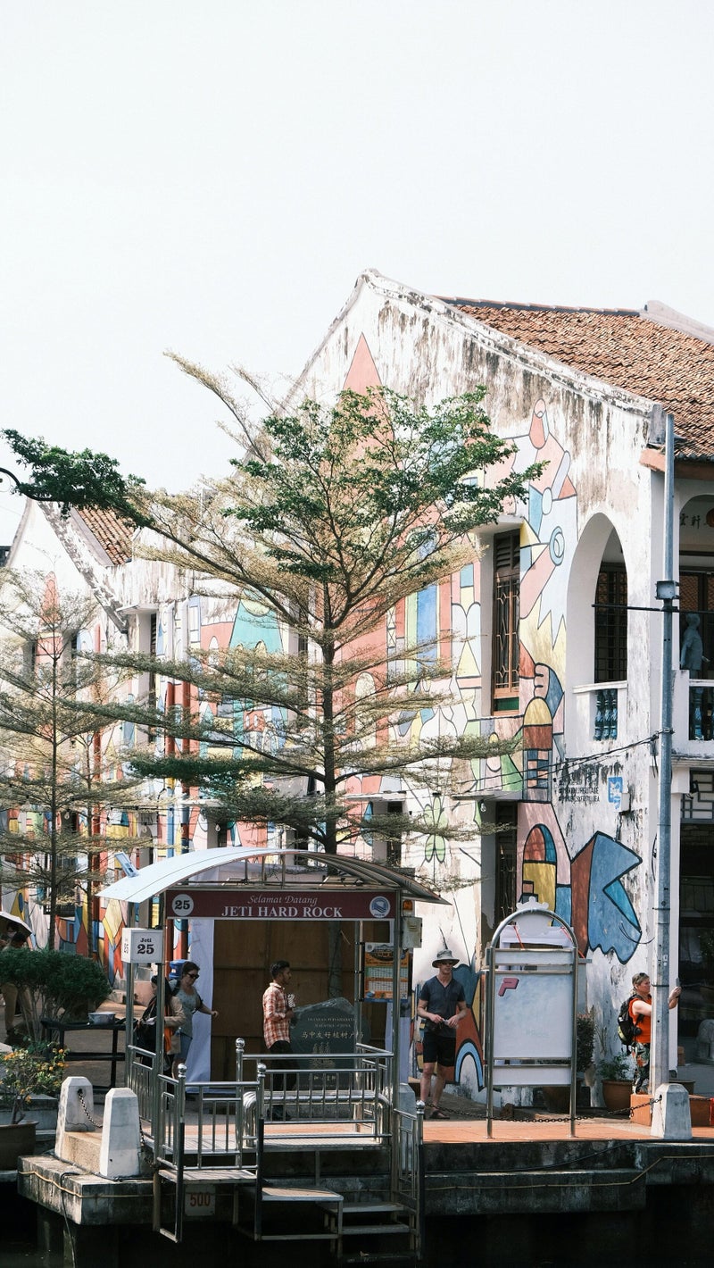 Bâtiment colonial entouré d’arbres