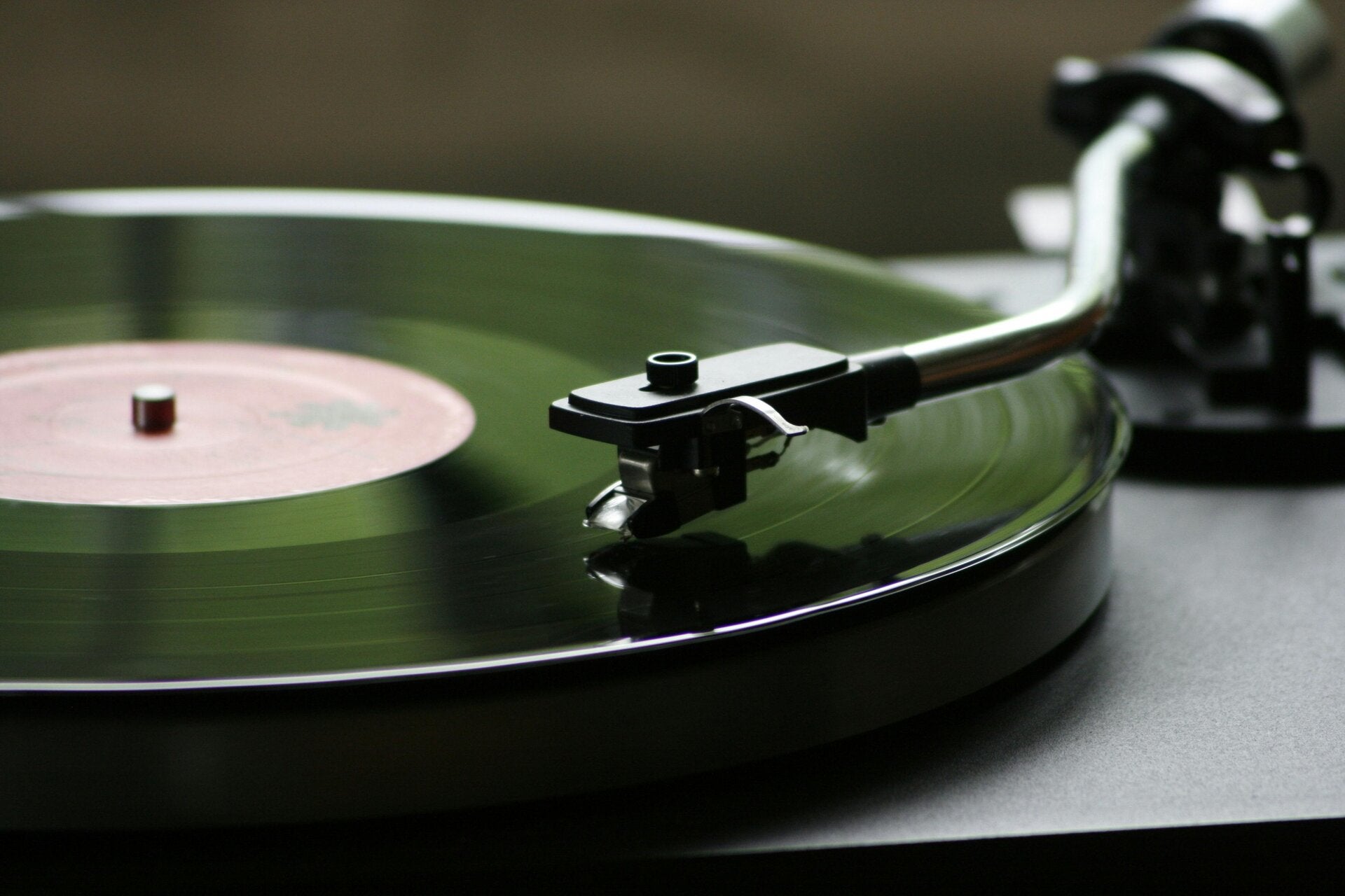 Associazione culturale officine analogiche, Castiglion Fiorentino, Arezzo, Toscana.  Incontri, gruppi di ascolto. Un incontro dedicato all'ascolto della musica su vinili e altri supporti analogici.