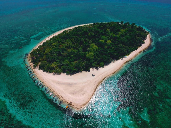 Île bordée de sable blanc et d’eau turquoise