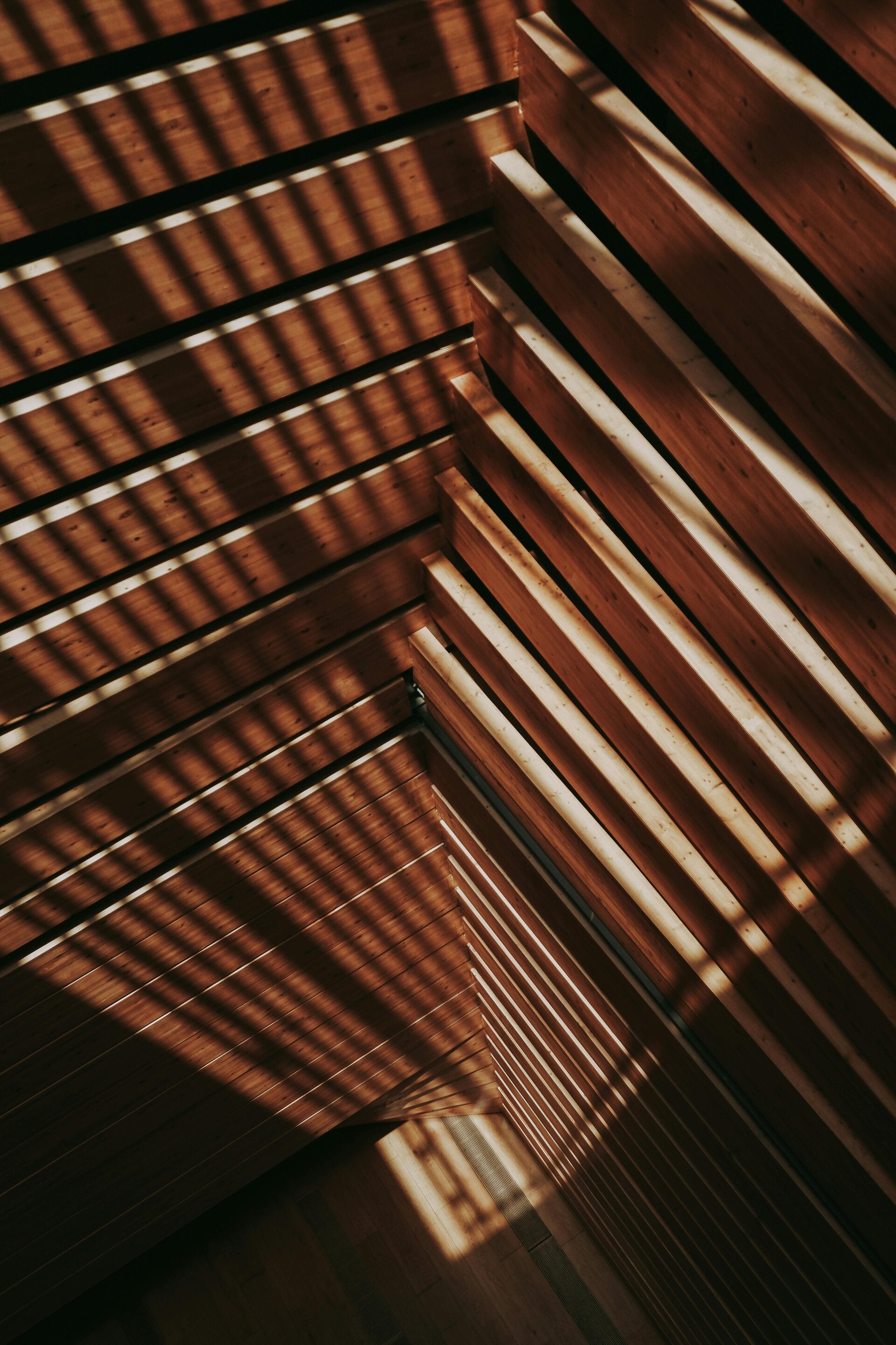 Dřevěné trámy střešní konstrukce – ručně vyráběné interiéry na míru z masivního dřeva