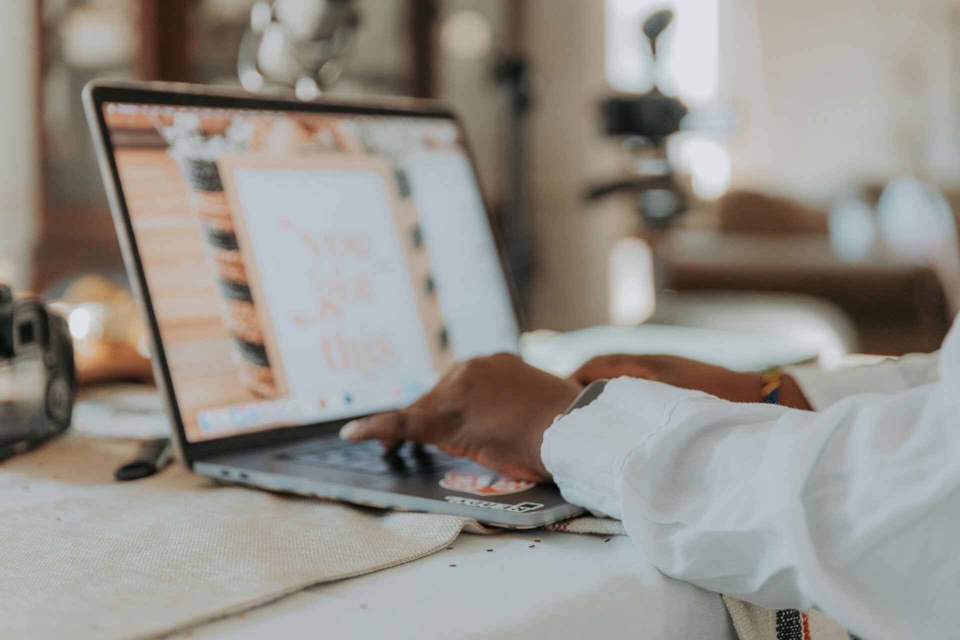 Uitvaartondernemer is op zijn laptop goede persoonlijke content voor zijn uitvaartonderneming aan het typen zoals een blog of nieuwsbrief.