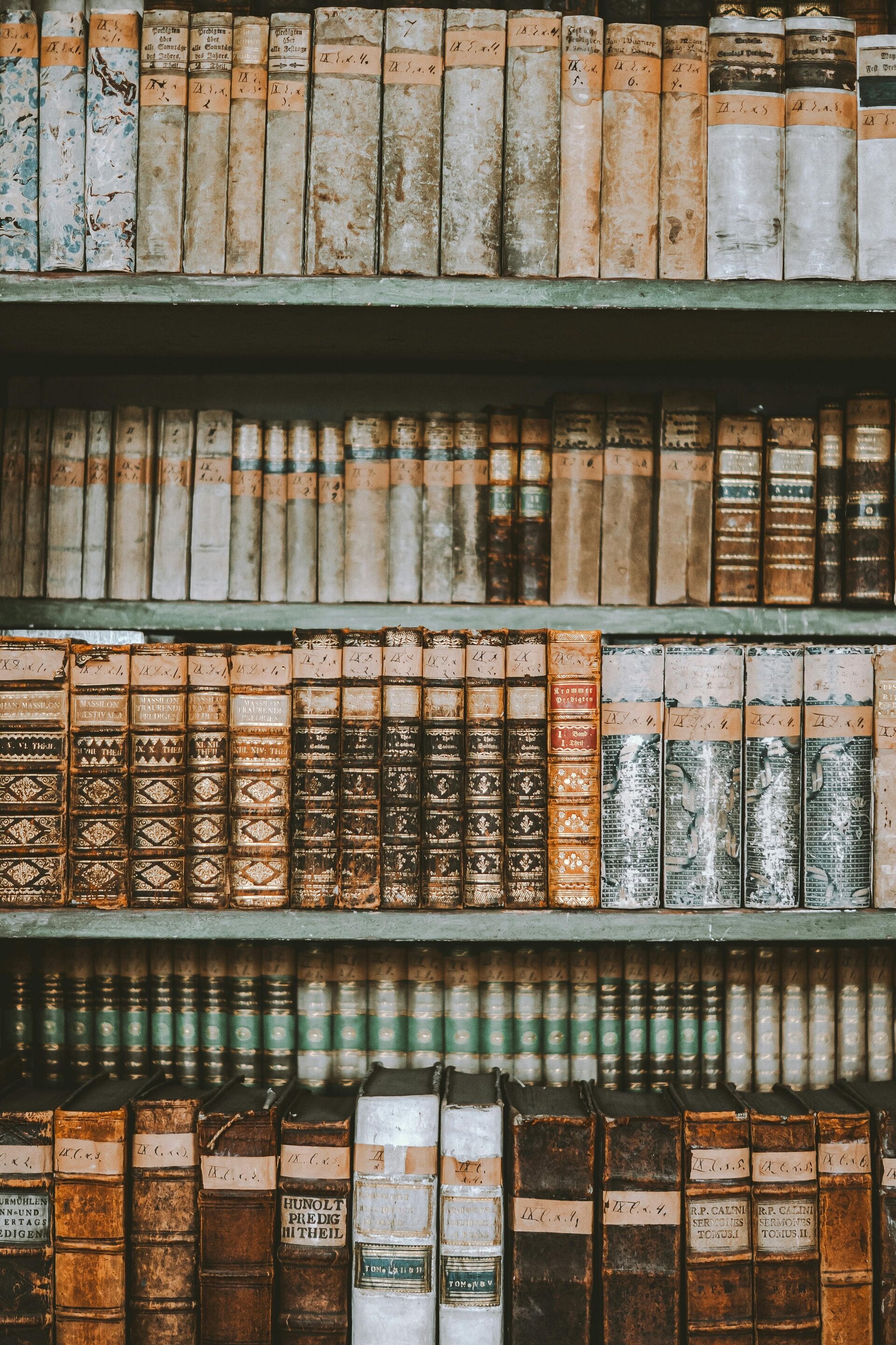 Boekenkast met boeken.