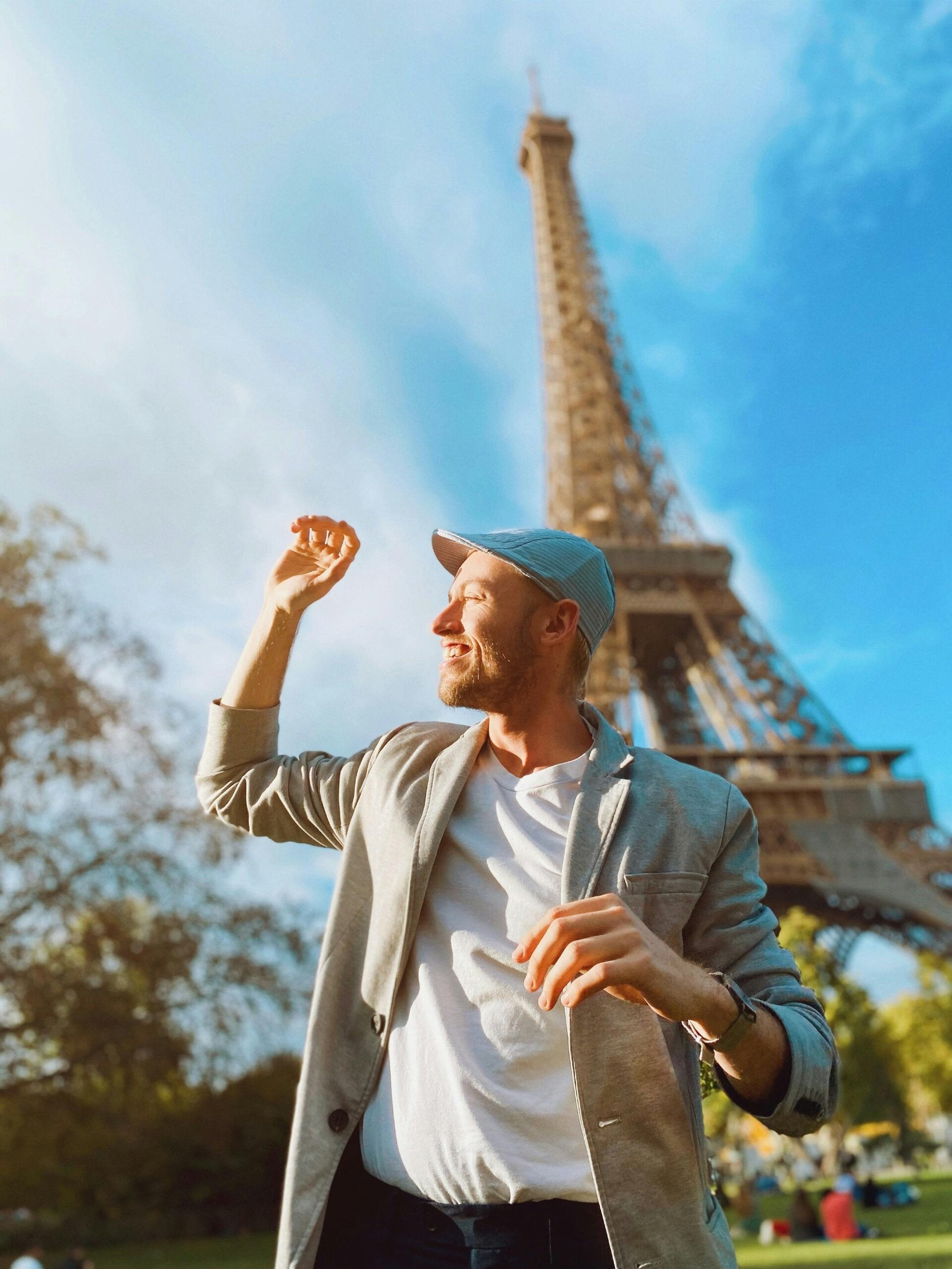 Voyageur souriant devant la tour Eiffel, illustration de l’article Quel visa pour la France