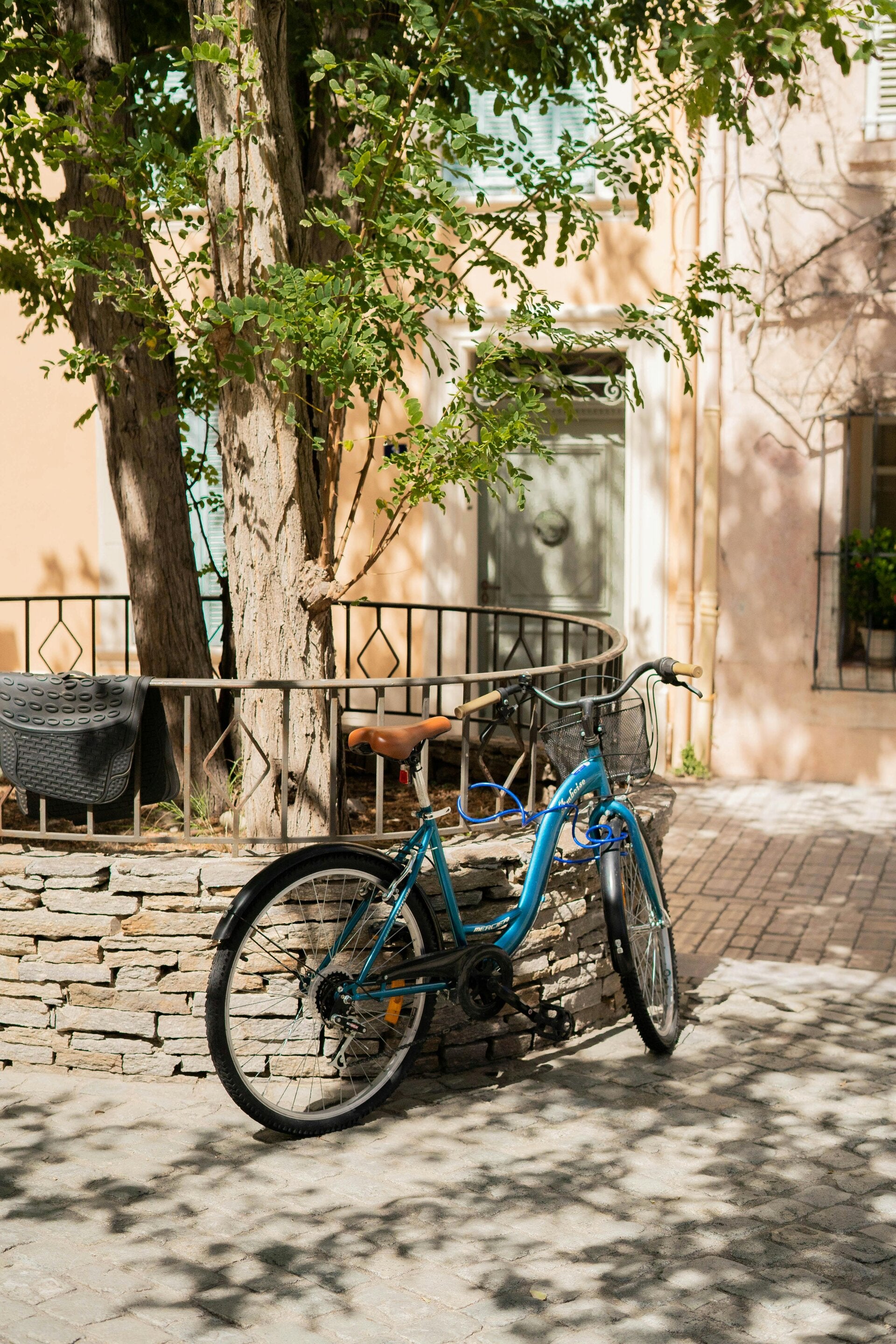 Photo d'un vieux vélo et d'une porte ancienne dans un village du Luberon