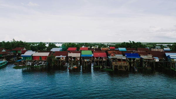 Maisons sur pilotis d’un village du Tonlé Sap