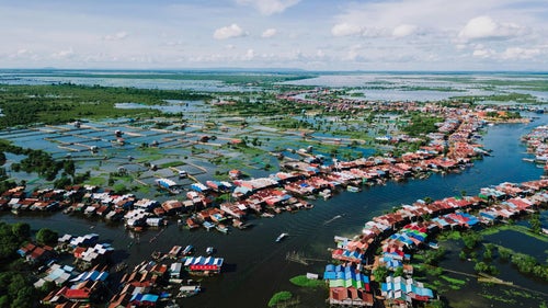 Village sur pilotis au bord du lac Tonlé Sap