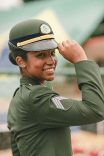 image officier souriant femme pic
