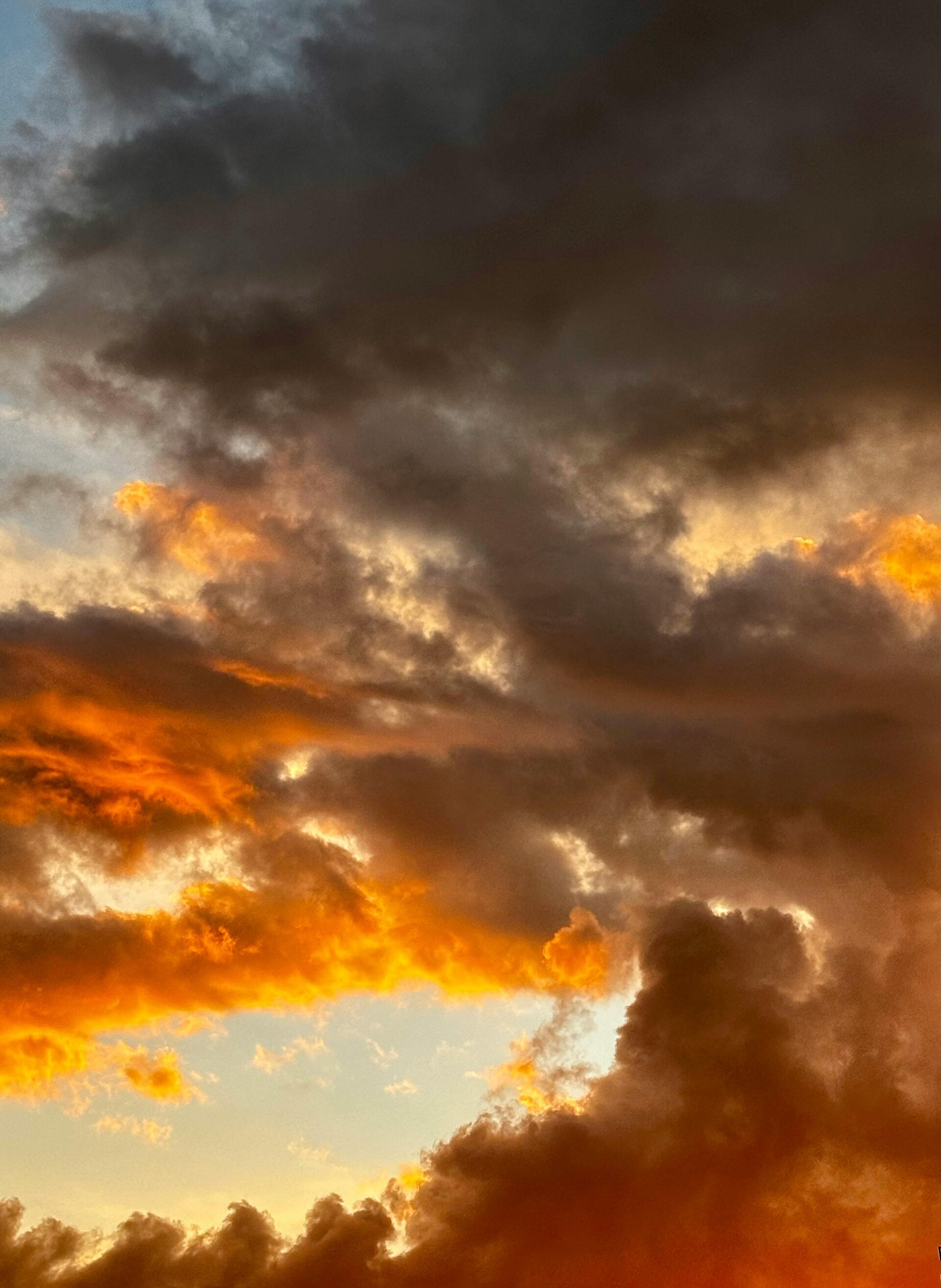 Wolken in de lucht met een warme gloed eroverheen