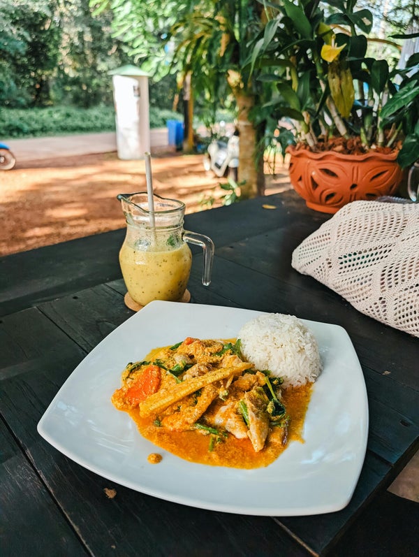 Plat cambodgien au curry servi avec du riz