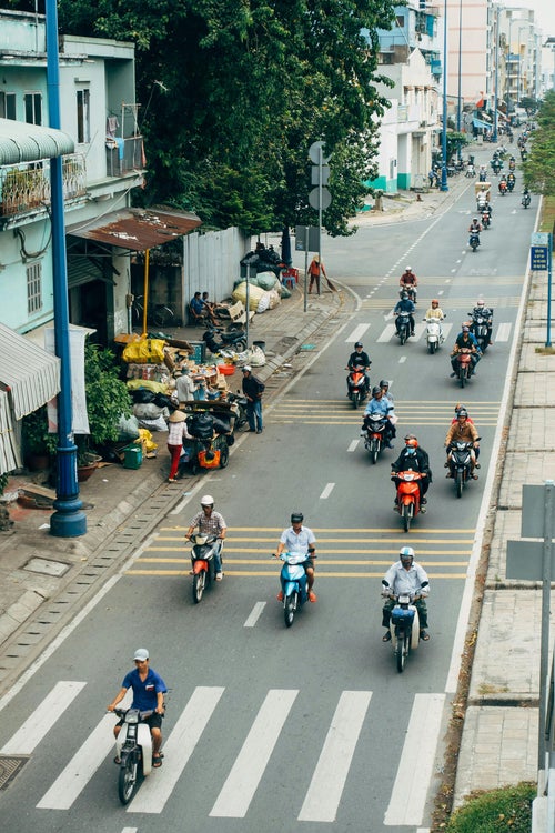 Flot de scooters dans une avenue vietnamienne