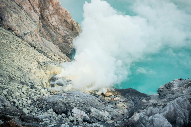 Fumées et lac turquoise du cratère de l’Ijen