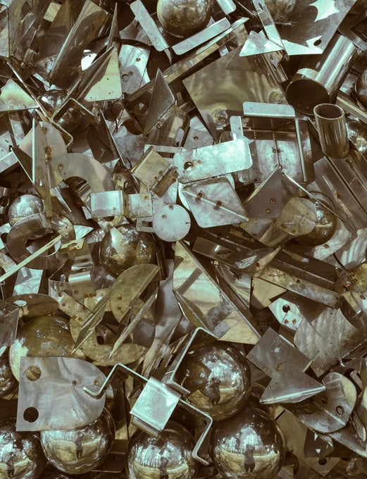 Fragmentos de piezas metálicas de automoción recicladas para valoración de residuos industriales