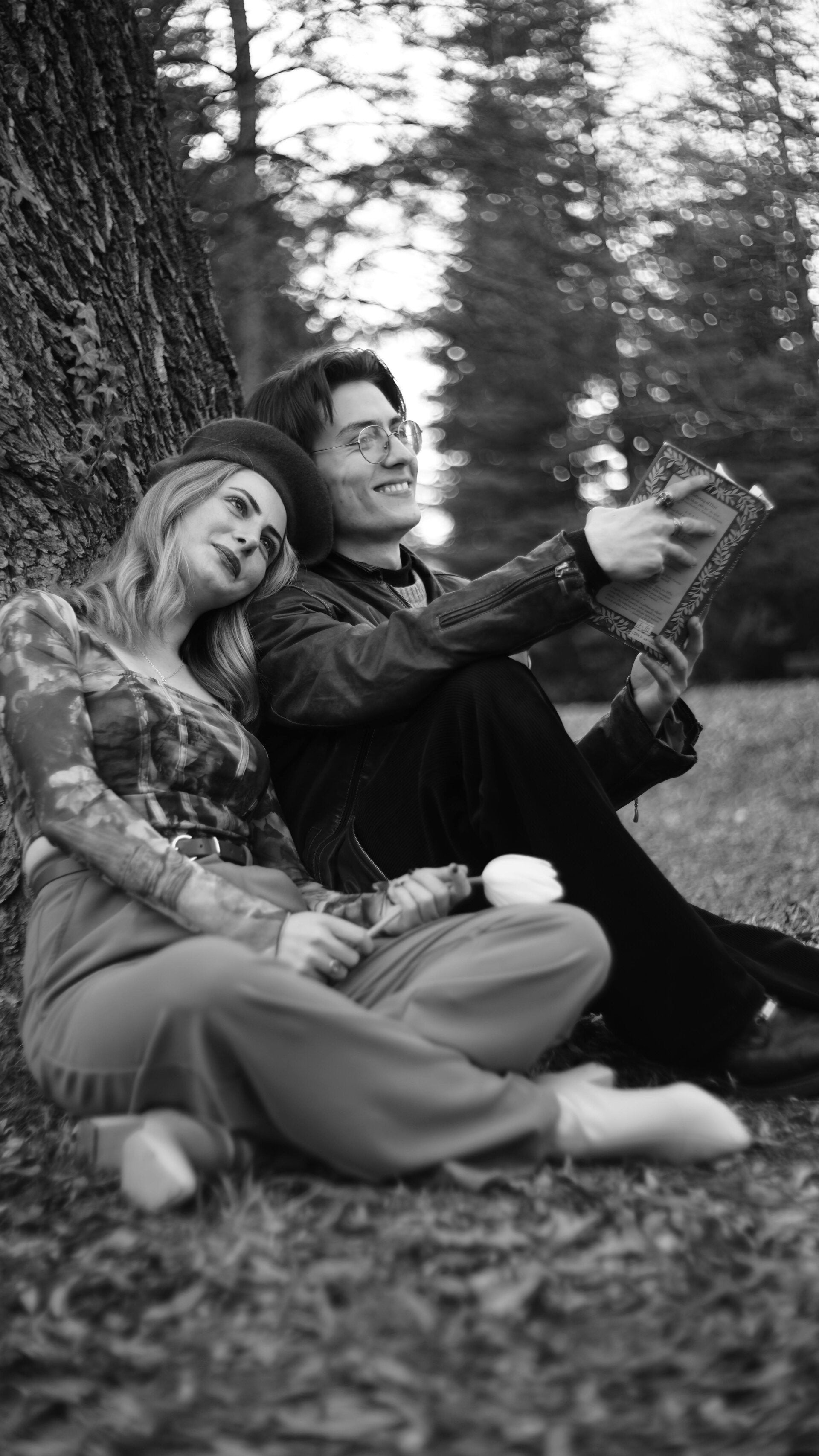 Foto Salih Altuntaş verliefd stelletje tegen boom Missnienox poëzie 